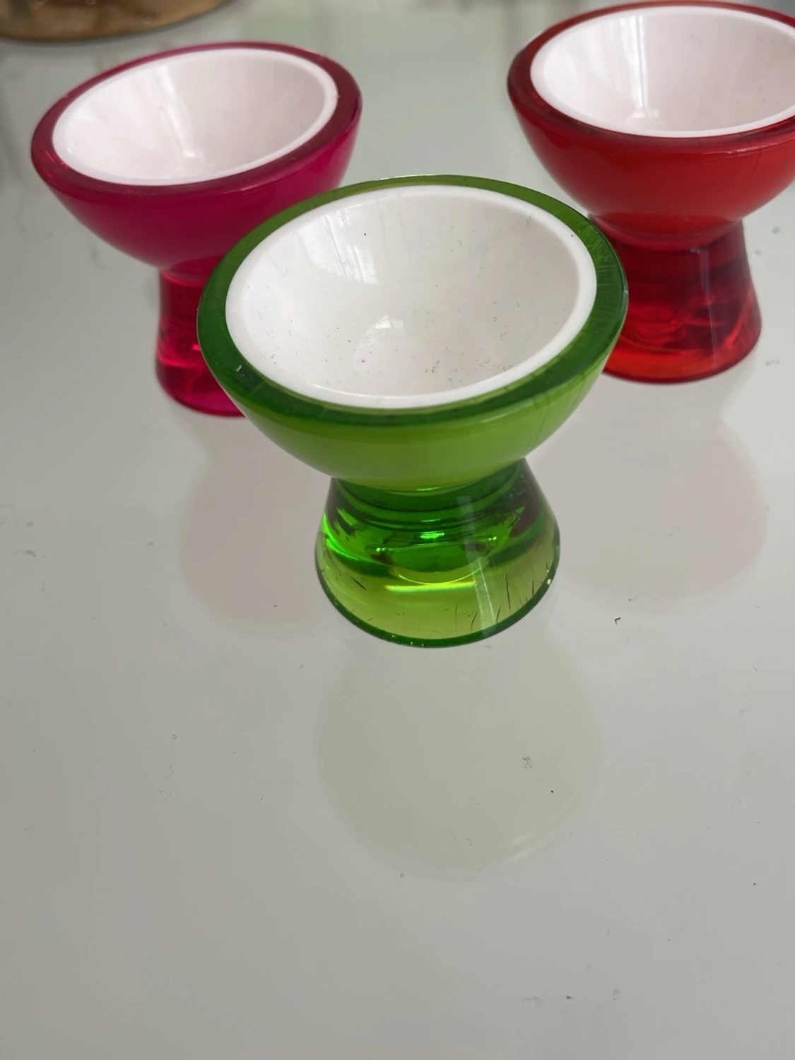 Färgglada äggkoppar i plast 