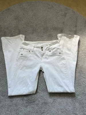 vita jeans - Såå snygga low waist flared jeans i superbra skick💕