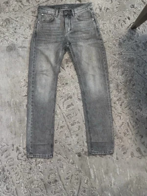 28/32 Hm Grå regular fit jeans - Säljer den för min store bror köpte den till mig uttan veta min riktig size änvänd i bara 1 månad max 5 gånger Snygga grå jeans i regular fit 28 Waits 32 lenght modell med klassisk femficksdesign och tvättad finish. Jeansen har raka ben och normal midja, perfekta för en trendig och avslappnad stil. Materialet är troligtvis bomullsdenim med lite stretch för extra komfort.