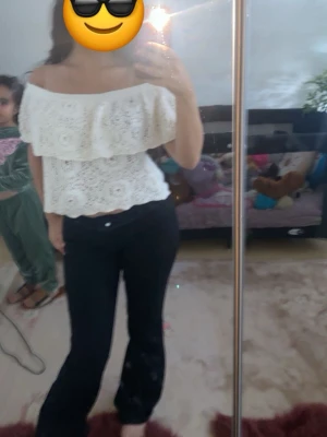 Vit offshoulder virkad topp - Superfin vit offshoulder topp med virkad spets och volangdetalj. Toppen är ärmlös och har en luftig, croppad passform som passar perfekt till sommaren.