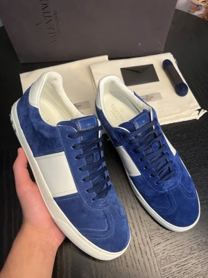 Royal blue Valentino flycrew nya - Skorna är endast använda ett fåtal gånger- iprincip helt nya. Storlek 43 kan passa 44. Självklart äkta! Saknas 2 nitar. Medföljer Box, dustbags, valentino kort och extra snören. Inga skambud - snabba affärer🤝