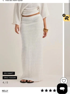 Vit maxikjol från Nelly - Trendig vit maxikjol och topp från Nelly i stickad struktur. Kjolen har hög midja och rak passform som sitter snyggt längs kroppen. Perfekt att matcha med en croppad topp för en stilren look. Materialet är mjukt och stretchigt för extra komfort. Köpte båda men de va en i min smak och kunde ej lämna tillbaka 🙏🤗(Säljer både tröjan och kjolen) 
