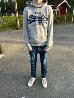 Grå hoodie från Superdry - Snygg grå hoodie från Superdry, modell 182 cm lång, skriv vid minsta fundering