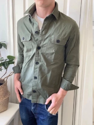 Hollister overshirt  - Hollister overshirt, Inga defekter! Modellen i bilderna är 180 cm 75 kg och bär Storlek S , Kom med frågor! 🌟 (Kan gå ned i pris vid köp av paket 😉) 