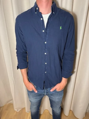 Marinblå Ralph Lauren skjorta  - Hej! Marinblå Ralph Lauren skjorta i storlek M för endast 349kr medans nypris är 1400kr. Skicket 10/10! Hör av er. // studio II Resell 💙