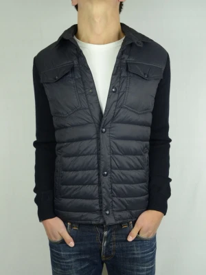 Massimo Dutti hybrid cardigan  - MASSIMO DUTTI HYBRID CARDIGAN Storlek : S Passform : Normal Användning : Jackan är i ett väldigt fint skick utan defekter Nypris : Cirka 1600SEK Modellen på bilden : 182CM och väger 74KG