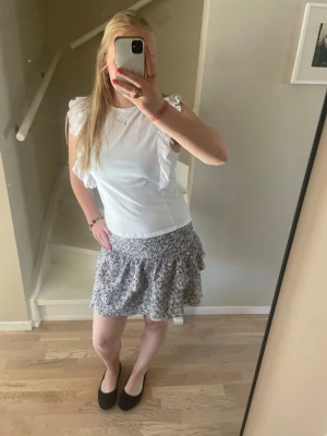 Blommig kjol  - Super fin kjol!! Får inte användning av den längre, därför säljer jag den💞💞 Storleken är xxs, jag brukar använda S så kjolen passar för många. 