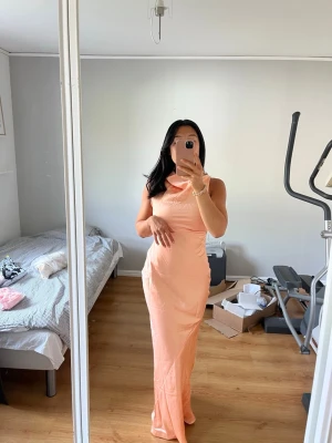 Lång persikofärgad satinklänning - Sverker satin cowl maxi dress. Helt ny, endast testad!! Nypris 1249kr