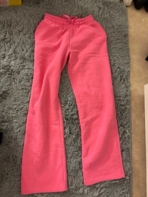 Rosa mjukisbyxor från Gina Tricot - Smått noppriga, men är för små på mig så har ingen bild på tyvärr. Tvättas innan det skickas