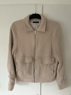 Riley overshirt herr M - Superfin populär och trendig beige Riley overshirt/jacka i storlek M. Grym passform perfekt för alla tillfällen och inga hål eller fläckar i superfint skick! Otroligt plagg för alla tillfällen!