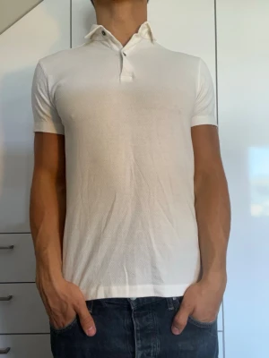 Vit pikétröja från Massimo Dutti - Vit piké från Massimo Dutti. Strl S. Inga defekter. Modellen är 178 cm och väger 77 kg. Hör gärna av dig vid frågor!