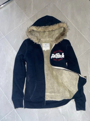 Abercrombie and Fitch furr zip up - Bekväm zip up hoodie från Abercrombie and Fitch. Står att den är storlek L men sitter mer som S-XS. Bra skick.