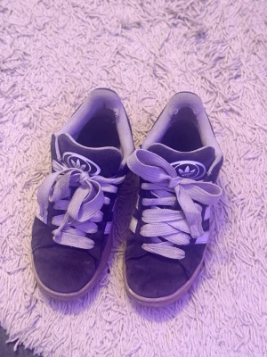 Adidas campus 00s - Slitna med hål i botten men inget vatten läcker in, skulle behövas rengöras då dom är väldigt dammiga och smutsiga. köpt för nypris 1500kr