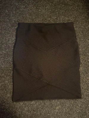 Svart ribbad kjol från H&M Divided - Använd fåtal gånger så är i bra skick. Du betalar frakten.                                                         Det är bara att höra av sig om du har funderingar. 🤗