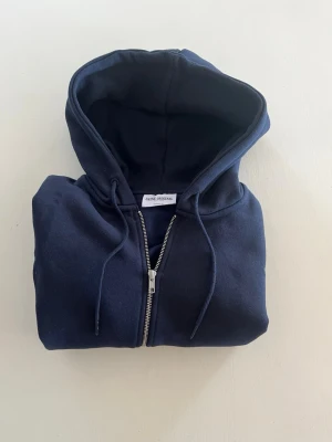 Hoodie från Shine Original - Mörkblå hoodie med dragkedja från Shine Original. Har mjukt material som känns skönt mot huden. Hoodien är helt oanvänd och kostar 899kr ny —> säker för 499kr. Hör av dig om du har någon fråga. 