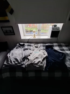 Tre hoodies i olika färger - Säljer tre hoodies från Hype i olika färger: en ljusgrå med vitt tryck, en mellangrå med turkost tryck och en mörkblå utan tryck. 100 kr-st förutom levis som kostar 150 kr. 300 för alla . Alla har huva och klassisk känguruficka framtill. Perfekta för en avslappnad streetwear-look. Alla är i storlek 14y så runt 158-164