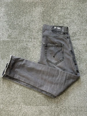 Stilrena Grå Dondup George jeans  - Stilrena, efterfrågade och väldigt trendiga Dondup George jeans i storleken W32 med färgen grå, väldigt skönt material. Använda ett fåtal gånger