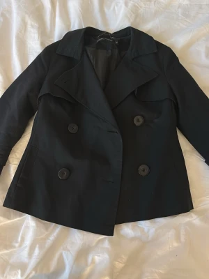Svart trekvarst trenchcoat  - Svart trekvart trenchcoat med stora svarta knappar💛Skriv om ni har några frågor 