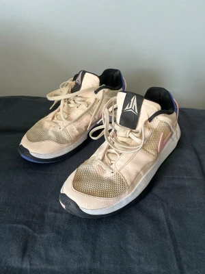 Nike Ja 1 – Guava Ice – Strl 46 - Beskrivning: Säljer ett par Nike Nike Ja 1 i färgställningen Guava Ice. Skorna är använda och i 5/10 skick, men fortfarande fullt användbara för spel eller casual användning. Visar normalt slitage. • Skick: 5/10 • Färg: Guava Ice • Storlek: 46 • Modell: Nike Ja 1 Kan skickas eller mötas upp beroende på plats. Hör av dig vid frågor!