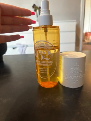 Sol de Janeiro 62 Perfume Mist - Parfymmist från Sol de Janeiro i doften 62, Brazilian Crush Cheirosa. Flaskan är genomskinlig och bärnstensfärgad med vit spraykork och lock. Doften har inslag av pistage och salt karamell. Rymmer 240 ml och är perfekt för dig som gillar söta och varma dofter.
