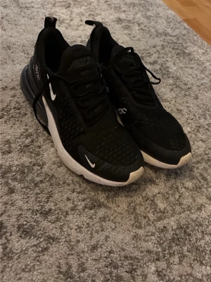 Nike Air Max 270 svarta sneakers - Svarta Nike Air Max 270. I bra skick