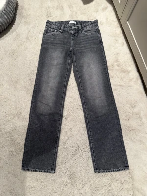 Grå raka jeans med tvättad look från Gina tricot - Snygga grå jeans med rak passform och tvättad effekt. Klassisk femficksmodell med bälteshällor och dragkedjegylf. Jeansen har en stilren look som passar till det mesta och är tillverkade i denim med skön känsla. Rensade från garderoben har knappt använt dem :)