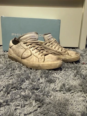 Philippe Model vita sneakers i skinn - Snygga vita sneakers från Philippe Model i äkta skinn med klassisk låg siluett. Skorna har vita snören, diskret logga på plösen och en robust gummisula. Perfekta för dig som gillar stilrena och exklusiva sneakers med en urban vibe.  Använd väldigt mycket