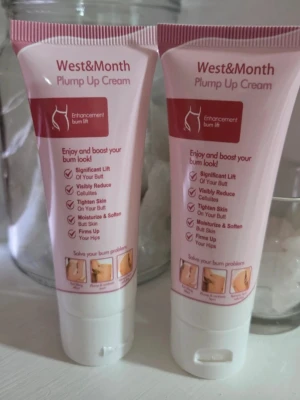 West&Month Plump Up Cream - Plump Up Cream från West&Month är en rosa tub med vit kork, speciellt framtagen för att lyfta och återfukta huden på rumpan och höfterna. Innehåller kollagen, mineralolja och glycerin för att ge fastare och mjukare hud. Perfekt för dig som vill boosta din siluett.