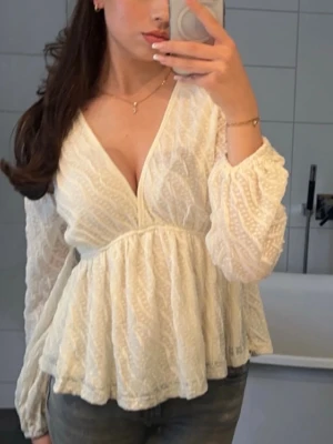 Vit blus med v-ringning - Fin blus som tyvärr inte kommer till användning. Endast testad💗