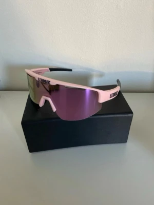 Bliz sportglasögon solglasögon  - Sportglasögon från Bliz i modellen Matrix. De är använda men i mycket bra skick och utan defekter. Tillhörande ask och påse är lite smutsiga men annars inget att anmärka på. Nypris: 899kr. Hör av dig vid frågor