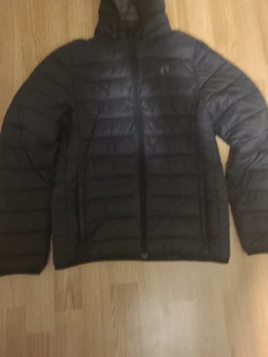 Svart pufferjacka  - Säljer en svart pufferjacka med huva från stadium säljer för 180kr priset inte hugget i sten!