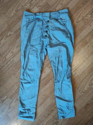 Mos mosh Jeans dam stl 30 - Snygga blå jeans från Mos Mosh. Materialet är tunt och luftigt, perfekt för varmare dagar.  Dam stl w30 Snygg lite baggy avslappnad och cool stil. Finns en liten ljusare fläck på ena benet men annars bra skick.