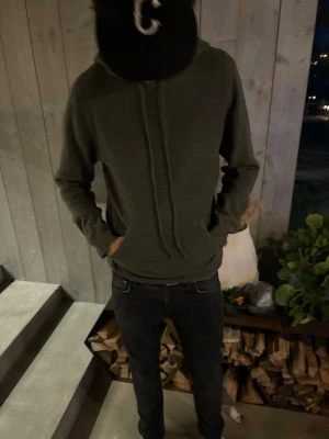 John Henric grön hoodie kashmir M - Upplev den ultimata lyxiga komforten med denna exklusiva kashmirtröja med huva. Tillverkad av 100% ren kashmir. Nypris 2600kr! Först till kvarn. Den här väntar inte länge.