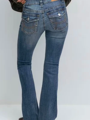 Blå bootcut jeans från Perfect Jeans - Snygga blå bootcut jeans från Perfect Jeans med klassiska fickor bak och dekorativa sömmar. Jeansen har hög midja, utsvängda ben och är gjorda i denim med en cool tvätt. 