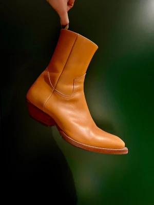 Otroliga sidezip boots av högsta kvalitet, 43 - Säljer dessa då de inte kommer till användning.  Troligen inte använt de mer än 20 gånger.  Tjockt läder och otroligt välgjorda.  Har satt på topy hos proffsig skomakare så totalvärde är nästan 5000kr.