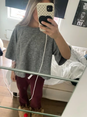 Grå stickad tröja från Lager 157 - Mysig grå stickad tröja från lager 157 med halvlånga ärmar. 