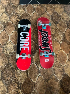 2 Skateboards - Två kompletta skateboards ena är en Core- och Sweet-deck och andra en Grizzly-grip. Båda har truckar och hjul monterade, redo att rulla direkt för nästa åkare.  Kan även fraktas om de efterfrågas   Kan alltid pratas vidare om pris eller frågor i meddelande.