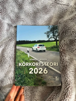 Körkortsboken 2026 - Nyaste boken (för i år 2026), boken har några sidor som är markerade med penna samt några sidor som är ihop vikta på kanten. Annars bra skick