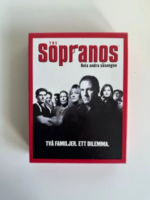 The Sopranos - Säsong 2 DVD-box - DVD-box med hela andra säsongen av populära kultklassikern TV-serien The Sopranos. Boxen innehåller 4 skivor. Speltid: 754 minuter. Mycket gott skick!