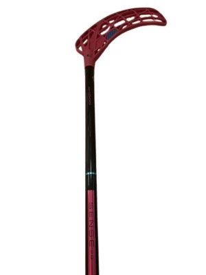 Oxdog innebandyklubba Sense Pro - 98 cm Innebandyklubba från oxdog med svart och rosa skaft, vitt grepp från oxdog och rosa hyperlight blad. Modellen heter Sense Pro och är tillverkad i lätt och hållbart material, perfekt för snabba spel och bra bollkontroll. Köpt för 1300 från klubbhuset 