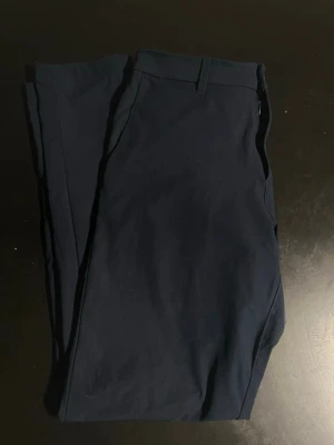 Golfbyxor - Marinblå golfbyxor från Lululemon i strl 32 (typ M). Lite slitna men inga hål.