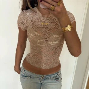 Zara topp ny - Spetstopp fårn zara helt ny med lapp kvar. Storlek M men passar s. Aldrig använd. Mina bilder och jag är 168. Köp via köp nu direkt eller Swish, kvar tills markerad som såld 💋