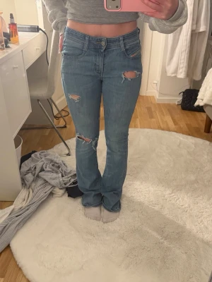 Ljusblå bootcut jeans med slitningar - Säljer ett par ljusblå bootcut jeans från diesel. Jättefint skick, skriv om frågor!💗