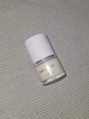 Nagellack  - Helt nytt snyggt beige nagellack från Lindex med stilren vit kork och glasflaska. Perfekt för en naturlig look och passar till alla tillfällen. Innehåller 7 ml. Enkel att applicera med klassisk borste.