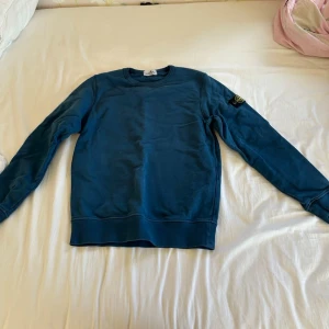 Blå tröja från Stone Island Junior - Snygg blå tröja från stone Island. Tröjan är inte använd jätte mycket och den är i bra skick. Den är i storlek 12 år (156). Priset kan diskuteras och noggrannare bilder kan skickas. 
