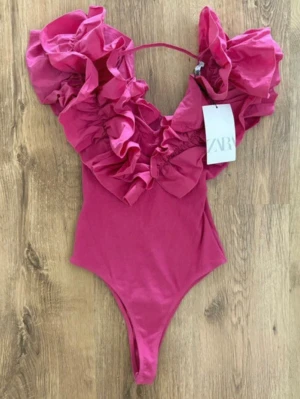 Ny trendig body från Zara  - Ny med prislapp stå l på etiketten med lite som en medium 