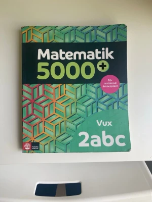 Matematik 5000+ Vux 2abc kursbok - Säljer min Matematik bok 5000+ 2abc som är en kursbok för gymnasiet och vuxenutbildning.
