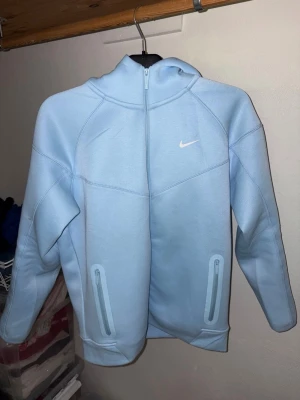 Nike NOCTA Babyblue  - Snygg ljusblå hoodie från Nike med dragkedja framtill och två praktiska fickor med dragkedja.  Den är i fint skick och sitter perfekt! Storlek S                                                       Hör av er för fler frågor eller bilder!😁👌