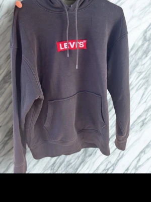 Levi’s hoodie - Snygg Levi’s hoodie i storlek M. Passar på jeans, mjukis eller annat.