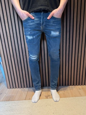 Dondup Jeans - Skicket är 9/10! Storlek w29. Modellen är 182cm lång. Kontakta gärna vid frågor🙌